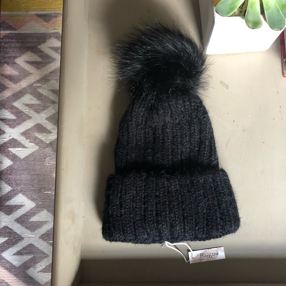 Black knit Hat with Pom